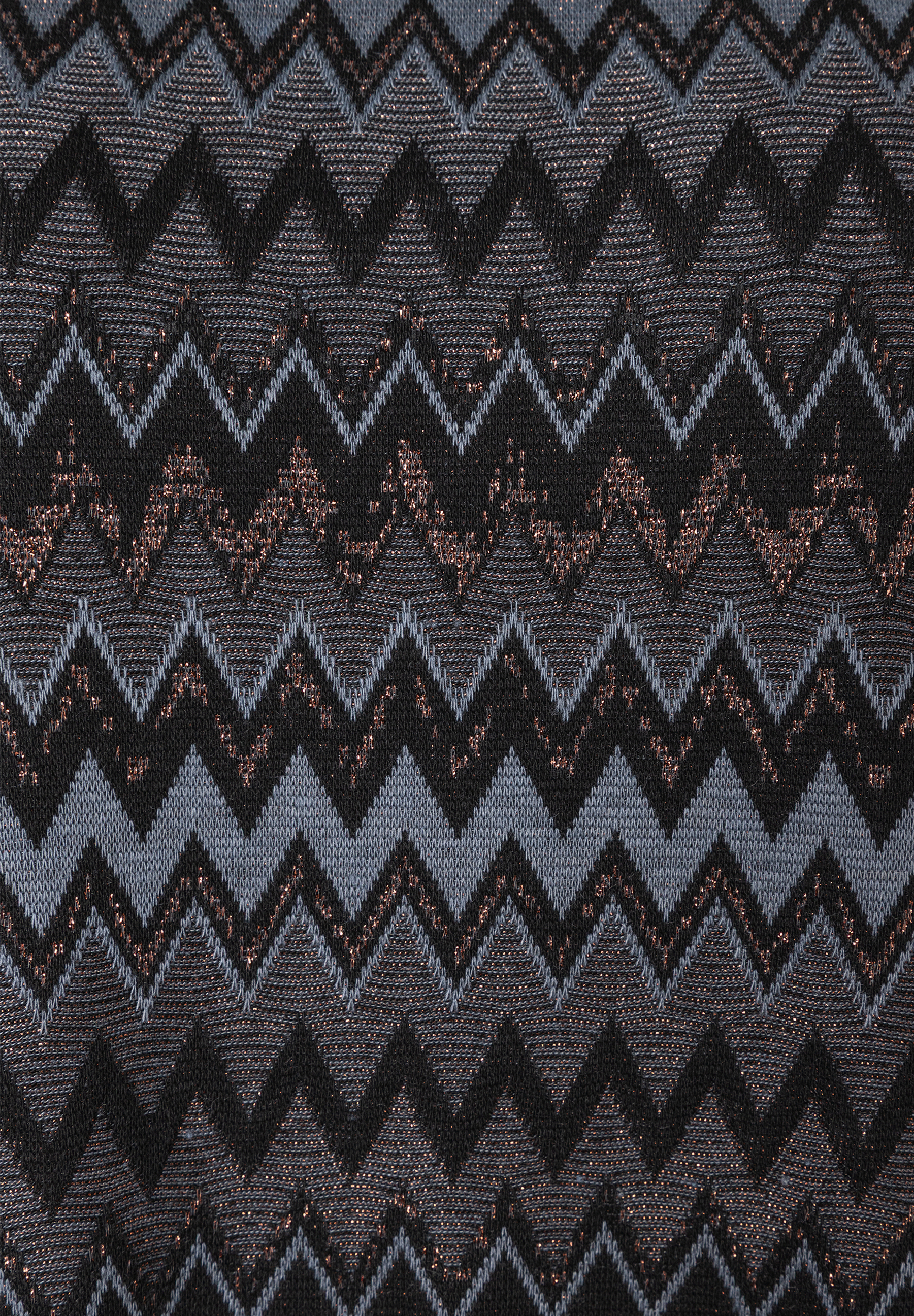 Detailaufnahme des MORE & MORE Oberteil-Gewebes mit Zickzackmuster in Grau, Schwarz und Kupfer. Detailaufnahme des MORE & MORE Oberteil-Gewebes mit Zickzackmuster in Grau, Schwarz und Kupfer.