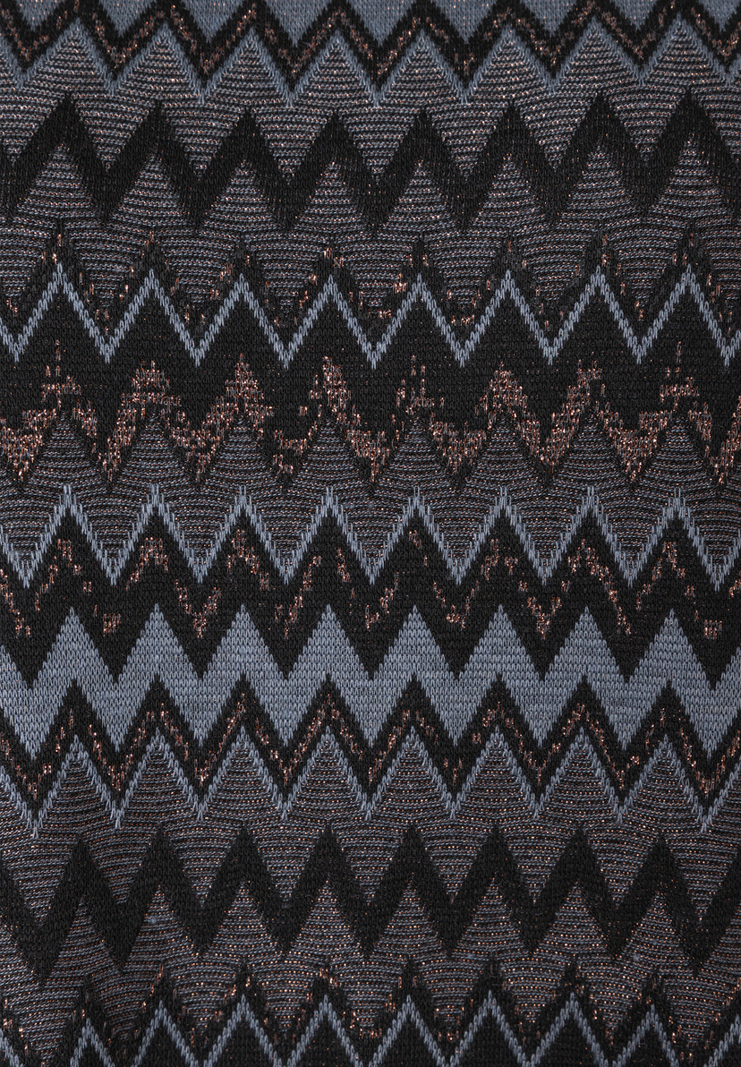 Detailaufnahme des MORE & MORE Oberteil-Gewebes mit Zickzackmuster in Grau, Schwarz und Kupfer. Detailaufnahme des MORE & MORE Oberteil-Gewebes mit Zickzackmuster in Grau, Schwarz und Kupfer.