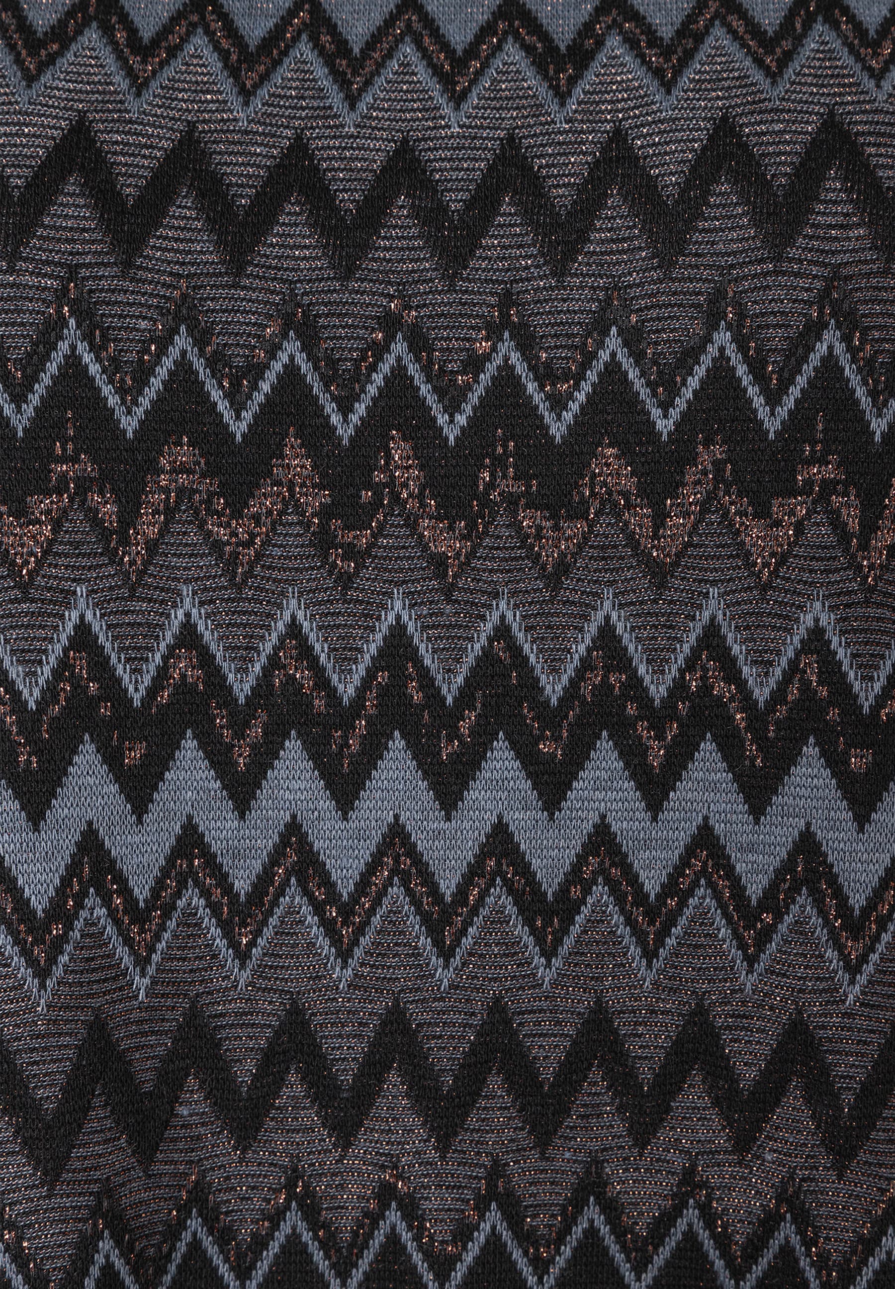 Detailaufnahme des MORE & MORE Oberteil-Gewebes mit Zickzackmuster in Grau, Schwarz und Kupfer. Detailaufnahme des MORE & MORE Oberteil-Gewebes mit Zickzackmuster in Grau, Schwarz und Kupfer.