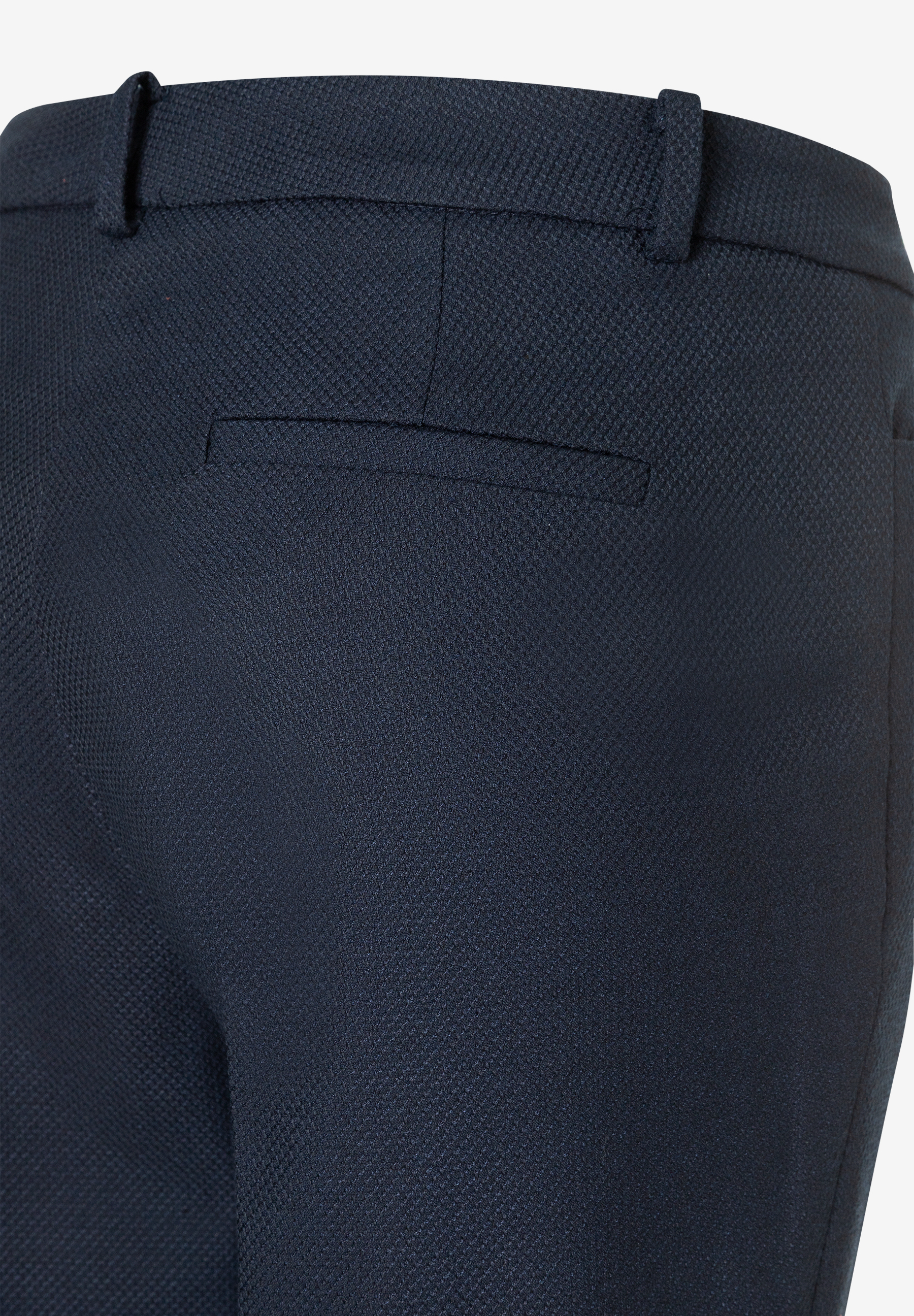 MORE & MORE Jeans: Nahaufnahme des Gesäßbereichs mit Gürtelschlaufen und Tasche auf dunkelblauem, strukturiertem Stoff.