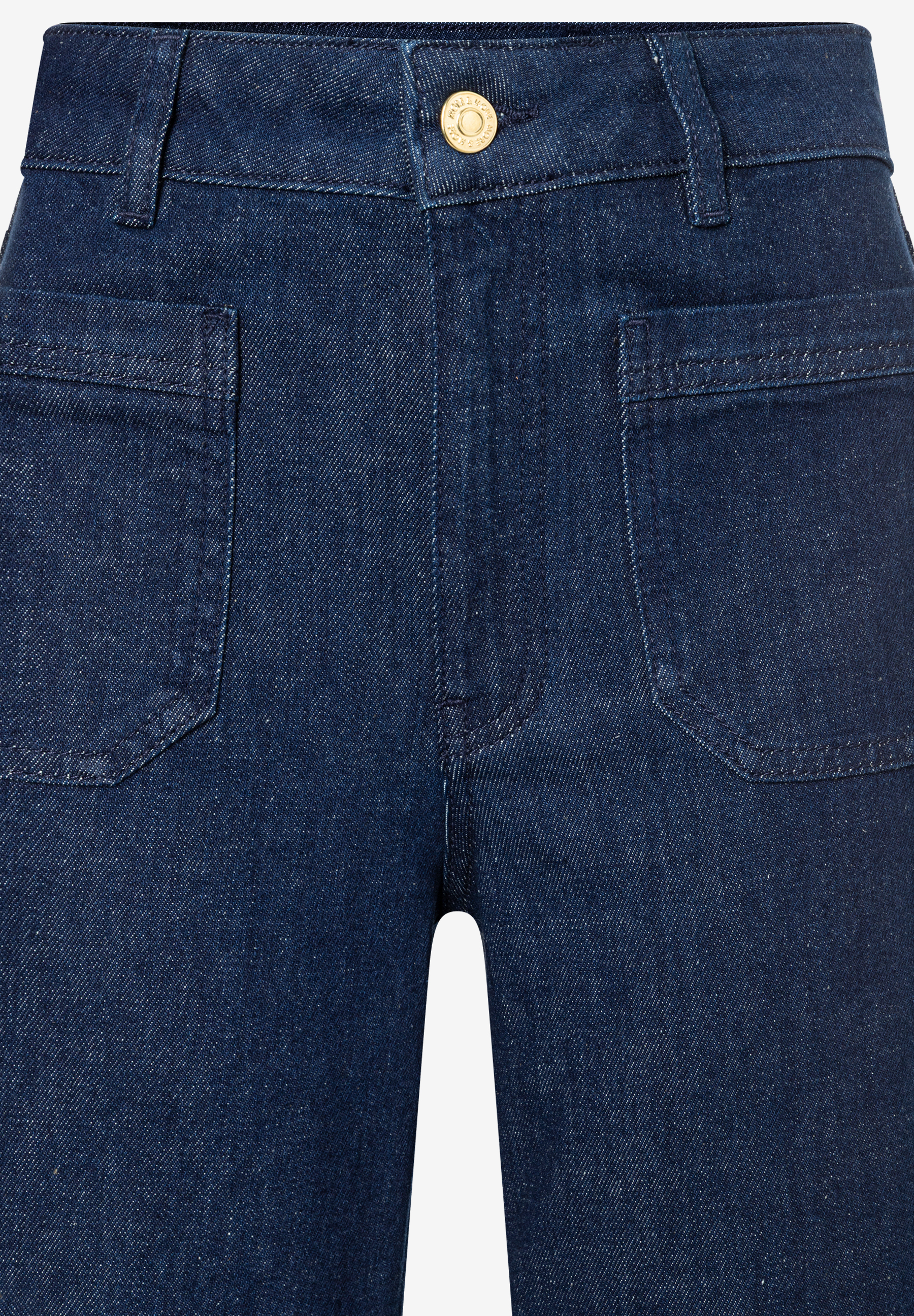 Nahaufnahme einer MORE & MORE Jeans mit Taschen. Nahaufnahme einer MORE & MORE Jeans mit Taschen.