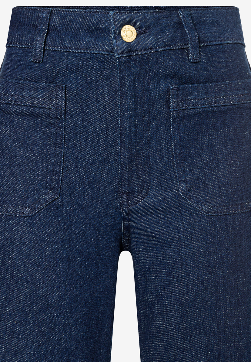 Nahaufnahme einer MORE & MORE Jeans mit Taschen. Nahaufnahme einer MORE & MORE Jeans mit Taschen.