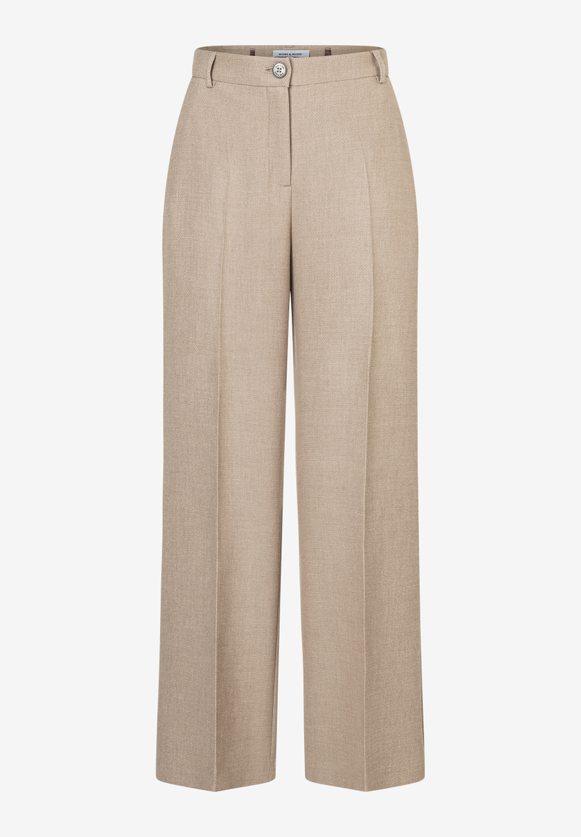 Eine beige MORE & MORE Webware Hose, die angenehmen Tragekomfort bietet. Eine beige MORE & MORE Webware Hose, die angenehmen Tragekomfort bietet.
