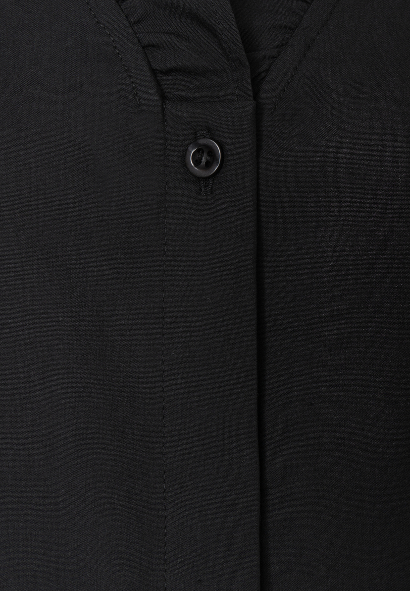 MORE & MORE Bluse, Nahaufnahme des schwarzen Knopfverschlusses, umgeben von geschmeidigem Stoff. MORE & MORE Bluse, Nahaufnahme des schwarzen Knopfverschlusses, umgeben von geschmeidigem Stoff.