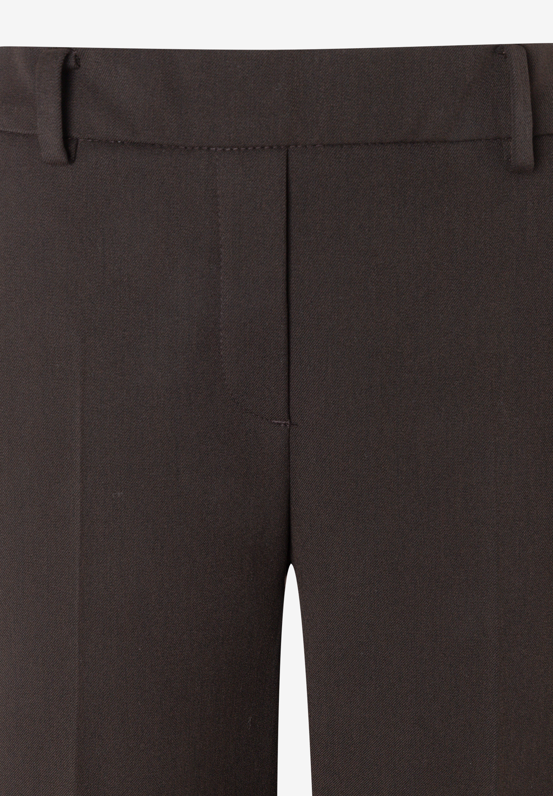 MORE & MORE dunkelbraune Stoffhose. Eine Nahaufnahme zeigt den Bund und einen Teil der Beine. MORE & MORE dunkelbraune Stoffhose. Eine Nahaufnahme zeigt den Bund und einen Teil der Beine.