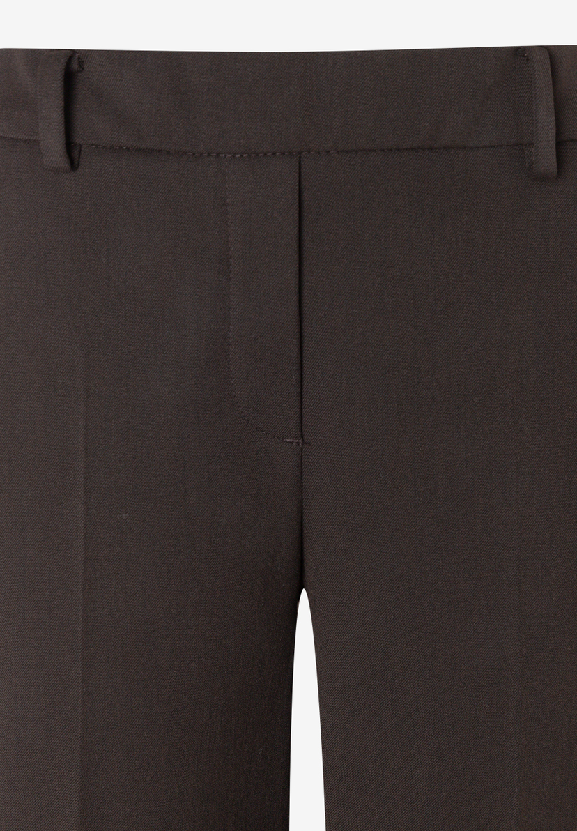 MORE & MORE dunkelbraune Stoffhose. Eine Nahaufnahme zeigt den Bund und einen Teil der Beine. MORE & MORE dunkelbraune Stoffhose. Eine Nahaufnahme zeigt den Bund und einen Teil der Beine.