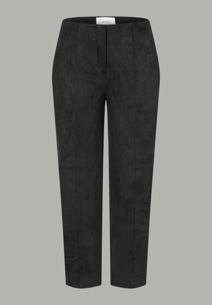 Eine schwarze Hose von MORE & MORE, zentral auf grauem Hintergrund aufgenommen. Eine schwarze Hose von MORE & MORE, zentral auf grauem Hintergrund aufgenommen.