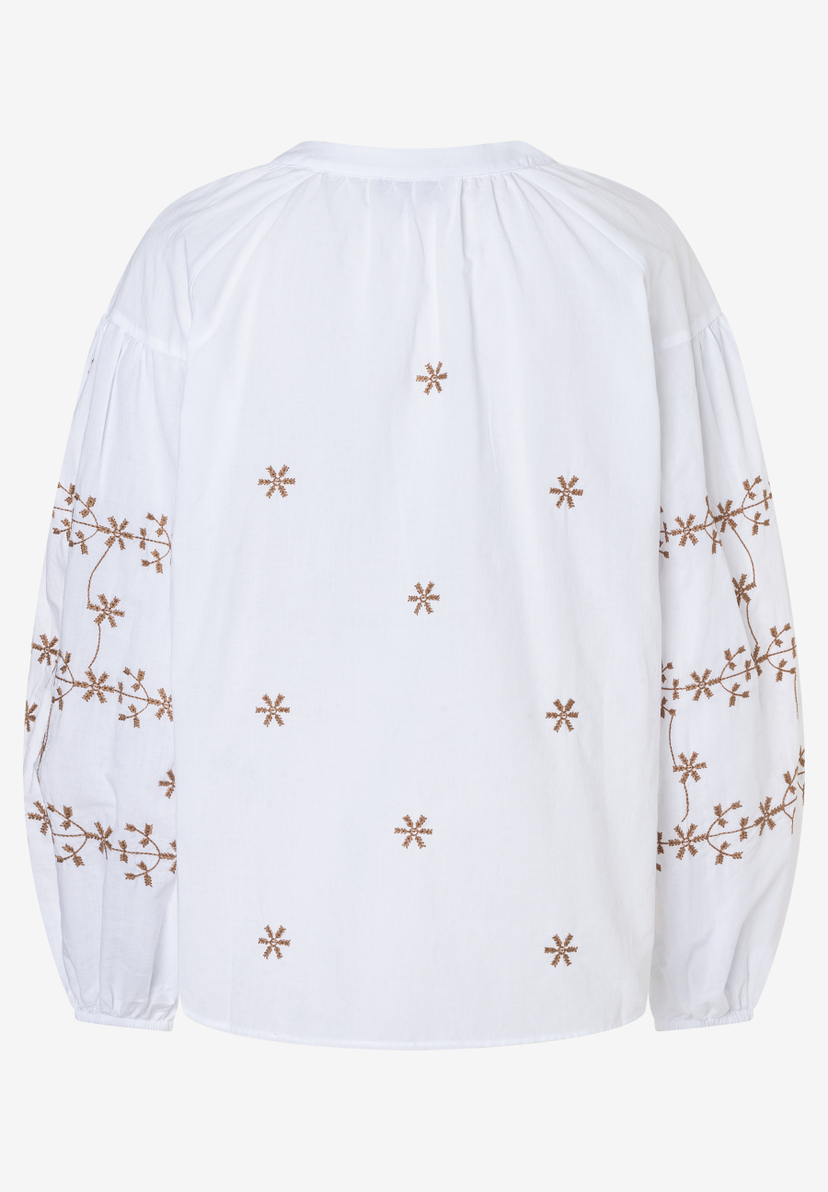 Rückansicht einer weißen MORE & MORE Bluse mit brauner Blumenstickerei an Ärmeln und Rumpf. Rückansicht einer weißen MORE & MORE Bluse mit brauner Blumenstickerei an Ärmeln und Rumpf.
