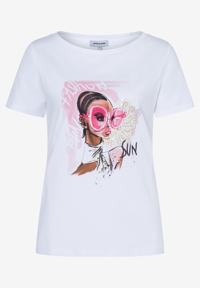 Ein weißes MORE & MORE T-Shirt mit einem grafischen, farbigen Aufdruck einer Frau mit pinker Sonnenbrille.
