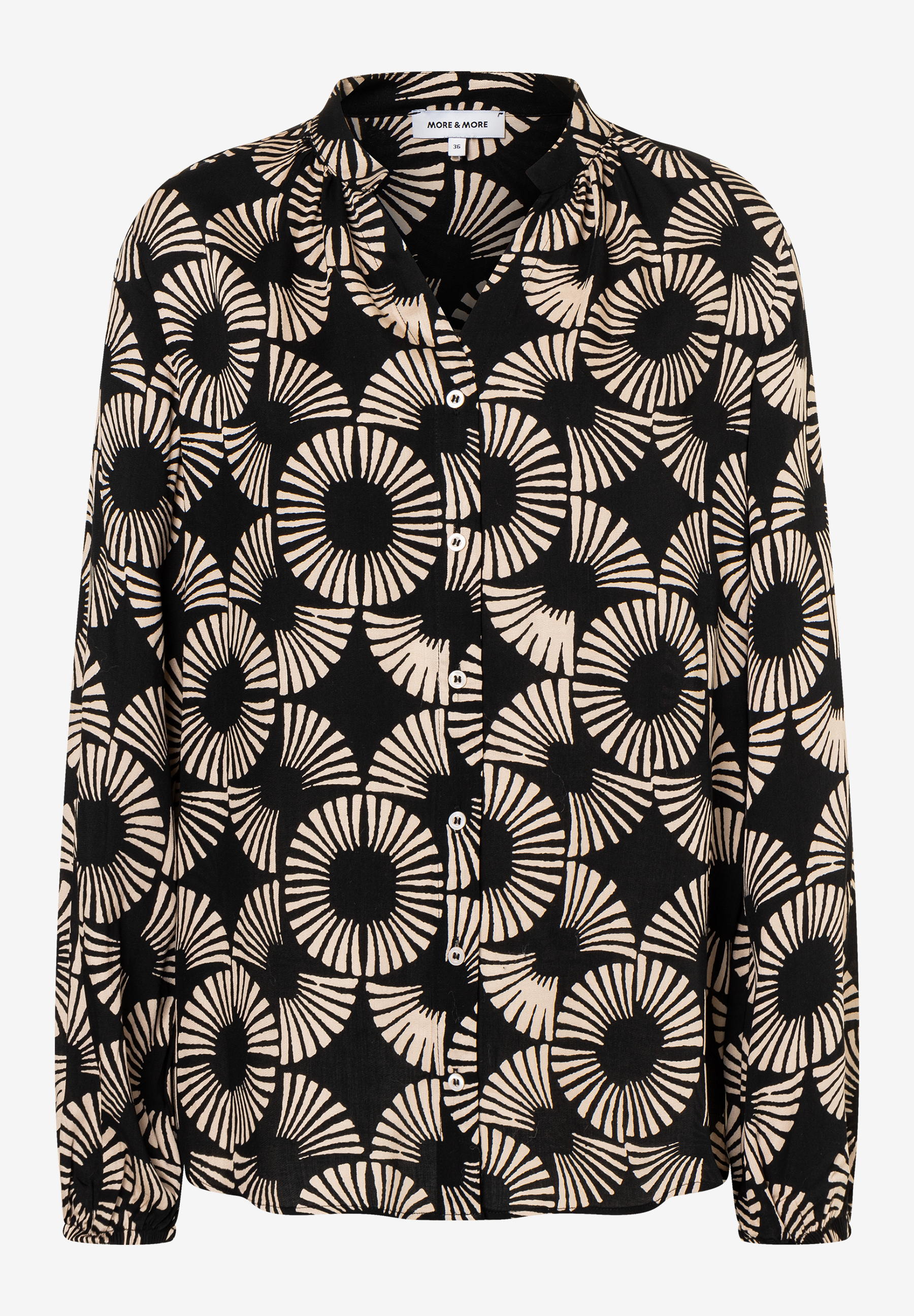 Eine MORE & MORE Bluse aus Viskose mit grafischem Muster, leicht und fließend. Eine MORE & MORE Bluse aus Viskose mit grafischem Muster, leicht und fließend.