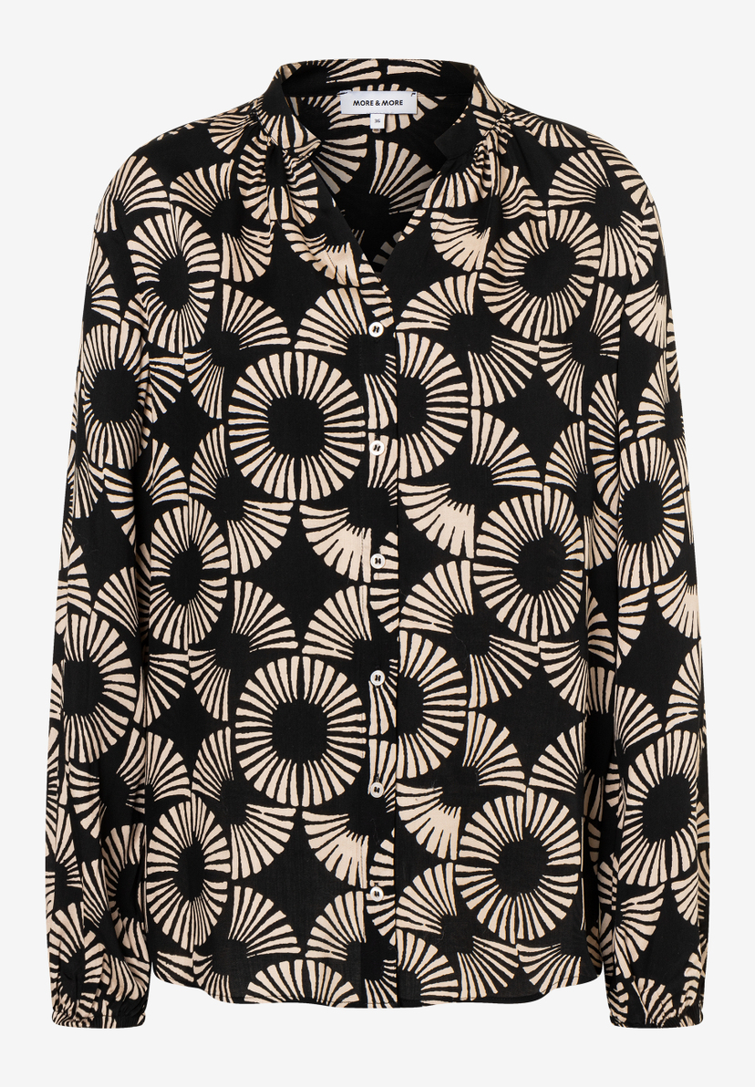 Eine MORE & MORE Bluse aus Viskose mit grafischem Muster, leicht und fließend. Eine MORE & MORE Bluse aus Viskose mit grafischem Muster, leicht und fließend.