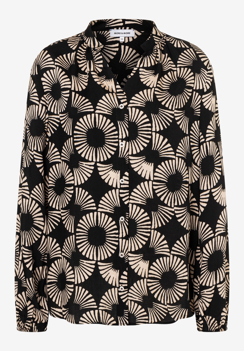 Eine MORE & MORE Bluse aus Viskose mit grafischem Muster, leicht und fließend. Eine MORE & MORE Bluse aus Viskose mit grafischem Muster, leicht und fließend.
