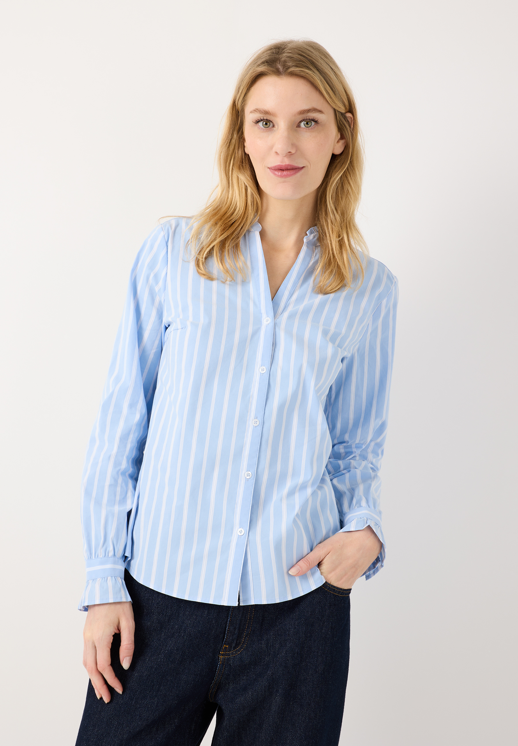MORE & MORE Popeline-Bluse in Hellblau/Weiß gestreift. Halbtransparenter Kragen, V-Ausschnitt, Manschetten mit Rüschen.