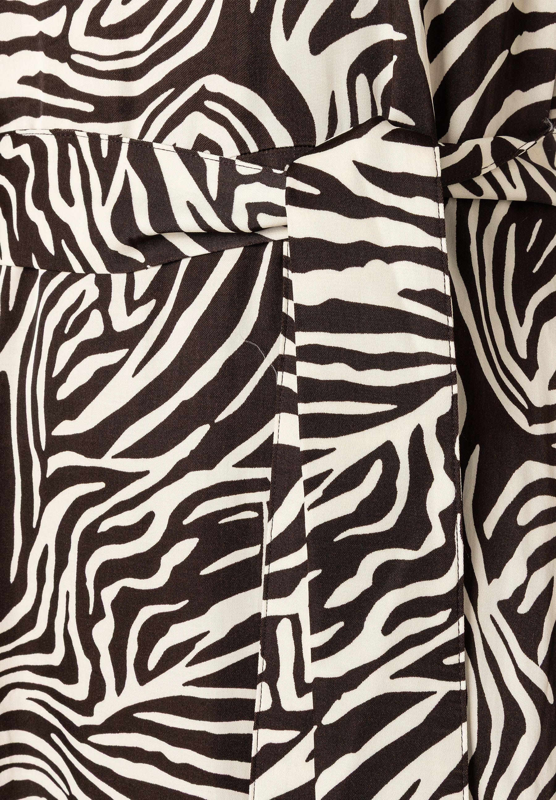 Nahaufnahme eines MORE & MORE Oberteils mit braun-weißem Zebra-Muster und Viskosematerial für angenehmen Tragekomfort. Nahaufnahme eines MORE & MORE Oberteils mit braun-weißem Zebra-Muster und Viskosematerial für angenehmen Tragekomfort.