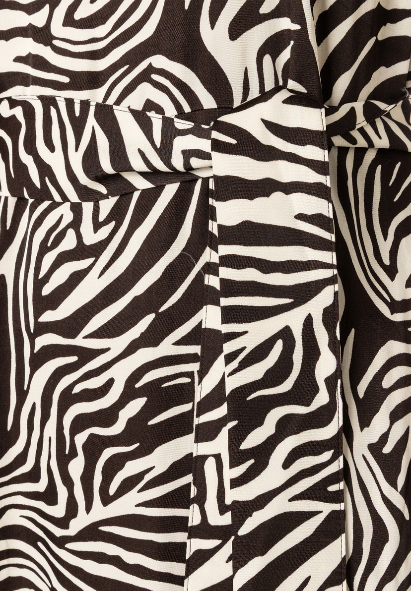 Nahaufnahme eines MORE & MORE Oberteils mit braun-weißem Zebra-Muster und Viskosematerial für angenehmen Tragekomfort. Nahaufnahme eines MORE & MORE Oberteils mit braun-weißem Zebra-Muster und Viskosematerial für angenehmen Tragekomfort.
