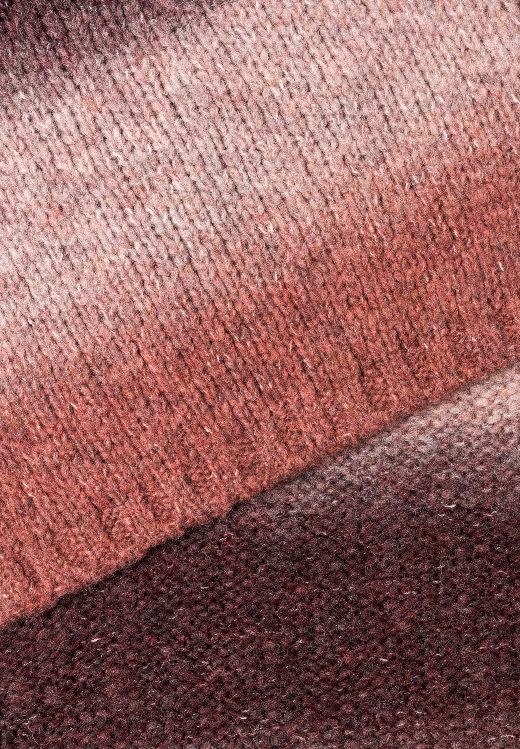 Nahaufnahme eines MORE & MORE Accessoires mit einem Muster aus hell- bis dunkelbraunem Strick. Nahaufnahme eines MORE & MORE Accessoires mit einem Muster aus hell- bis dunkelbraunem Strick.