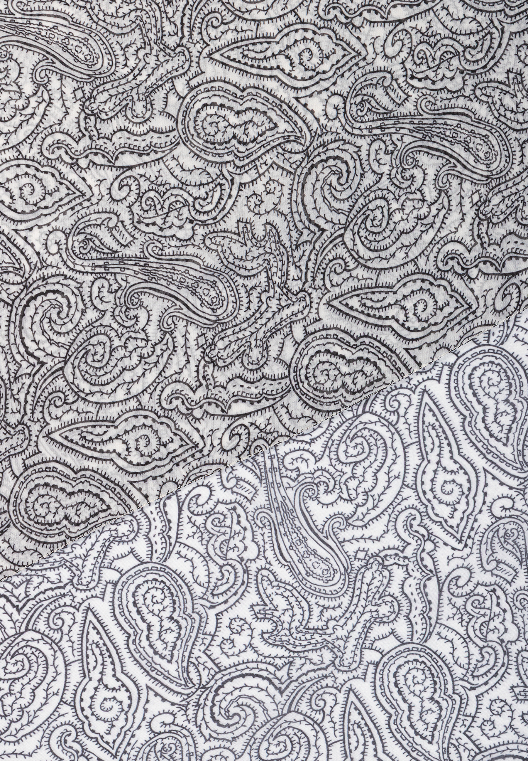 Detailaufnahme eines MORE & MORE Accessoires mit filigranem Paisley-Muster in Schwarz auf hellem Grund. Detailaufnahme eines MORE & MORE Accessoires mit filigranem Paisley-Muster in Schwarz auf hellem Grund.