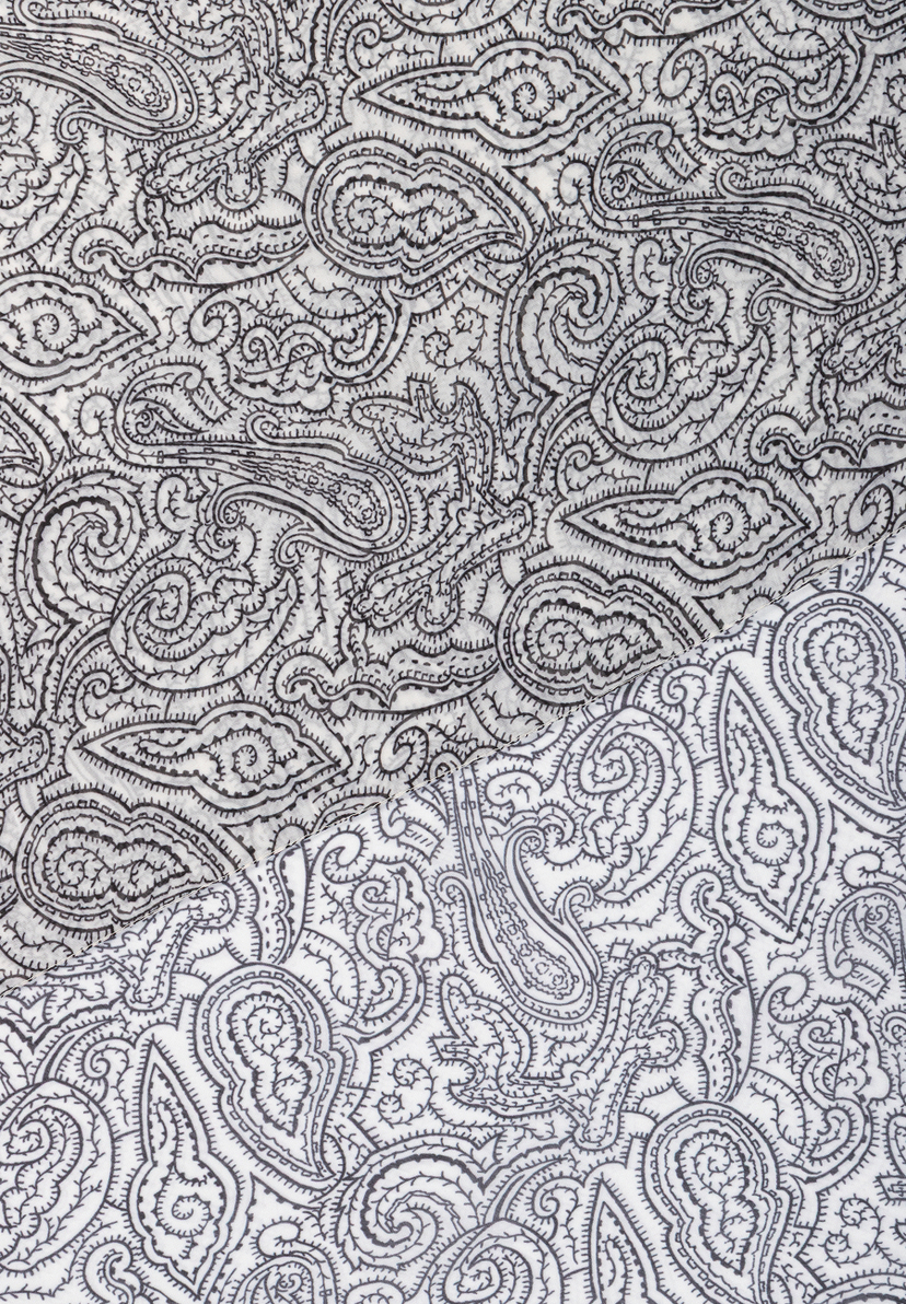 Detailaufnahme eines MORE & MORE Accessoires mit filigranem Paisley-Muster in Schwarz auf hellem Grund. Detailaufnahme eines MORE & MORE Accessoires mit filigranem Paisley-Muster in Schwarz auf hellem Grund.