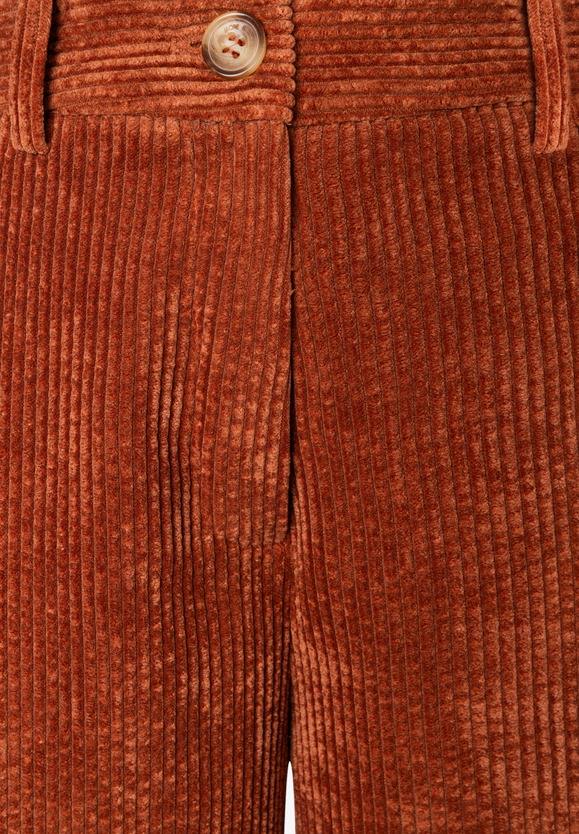 MORE & MORE Jeanshose aus elastischem, weichem Cord in Rostbraun mit braunem Knopf und Hosenschlitz. MORE & MORE Jeanshose aus elastischem, weichem Cord in Rostbraun mit braunem Knopf und Hosenschlitz.
