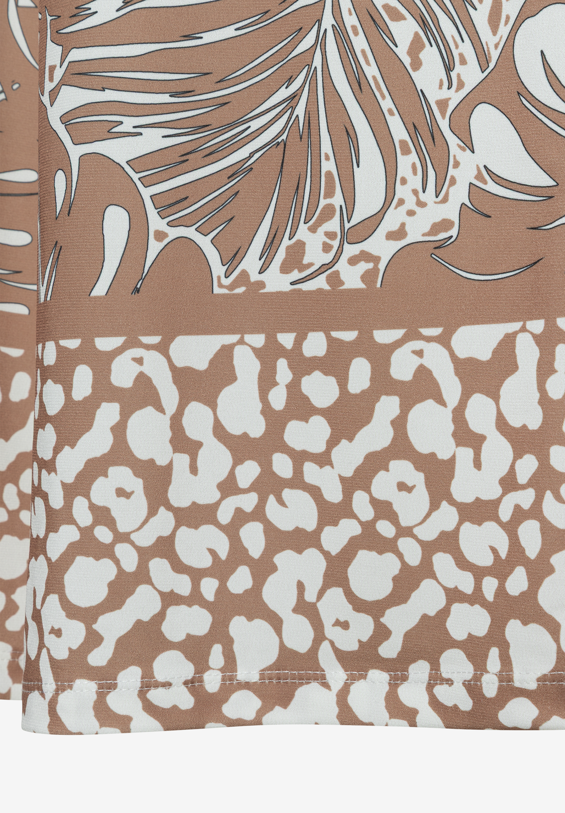 Nahaufnahme der MORE & MORE Hose/Jeans mit Jersey-Material und Blätter-/Leopardenmuster. Nahaufnahme der MORE & MORE Hose/Jeans mit Jersey-Material und Blätter-/Leopardenmuster.