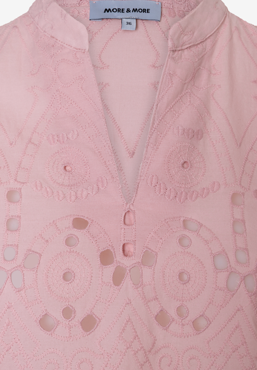 Nahaufnahme einer rosafarbenen MORE & MORE Bluse mit Lochstickerei.