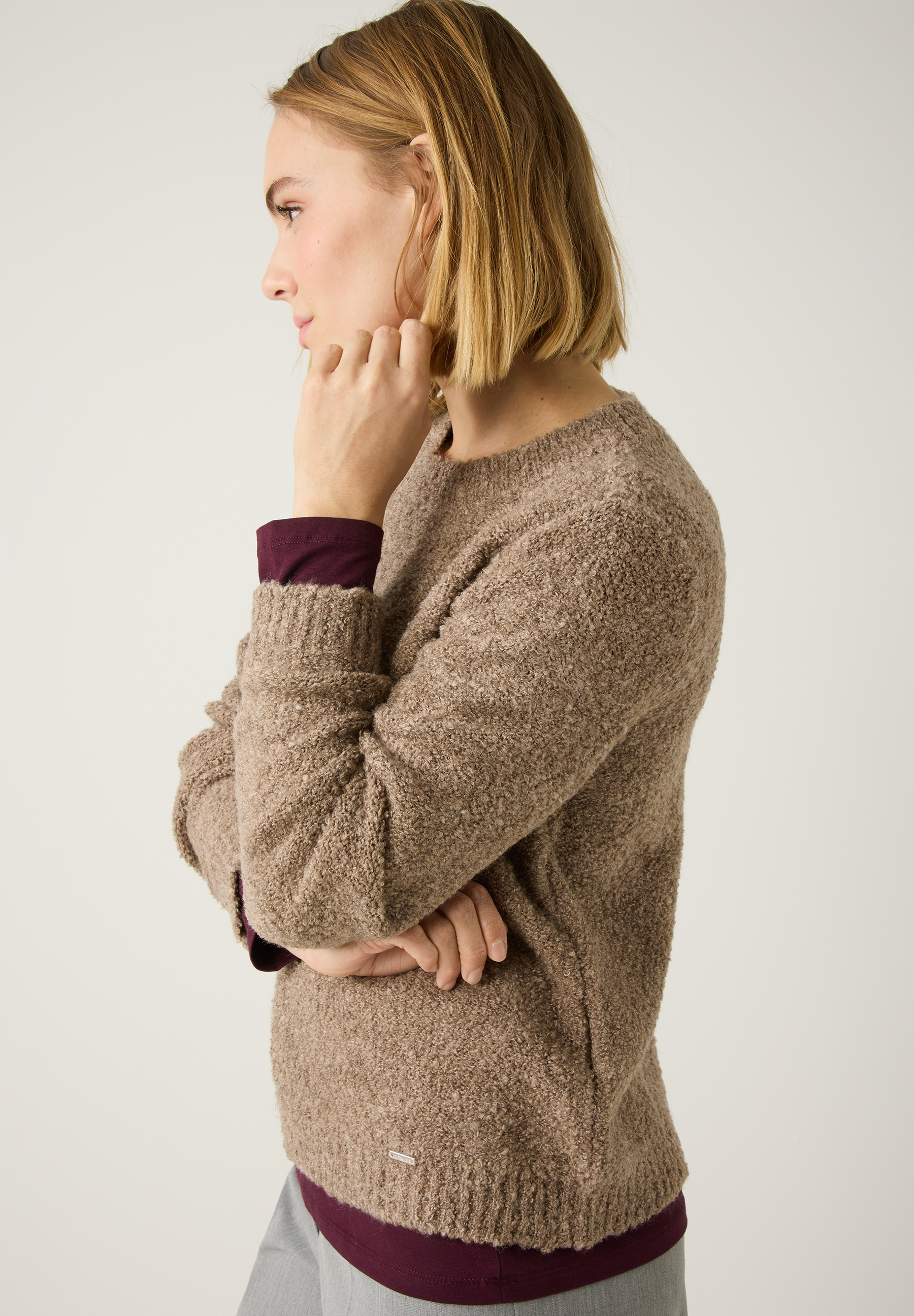 Profilansicht einer Frau mit MORE & MORE Strickpullover. Bouclé-Strick sorgt für Wärme und angenehmen Tragekomfort. Profilansicht einer Frau mit MORE & MORE Strickpullover. Bouclé-Strick sorgt für Wärme und angenehmen Tragekomfort.