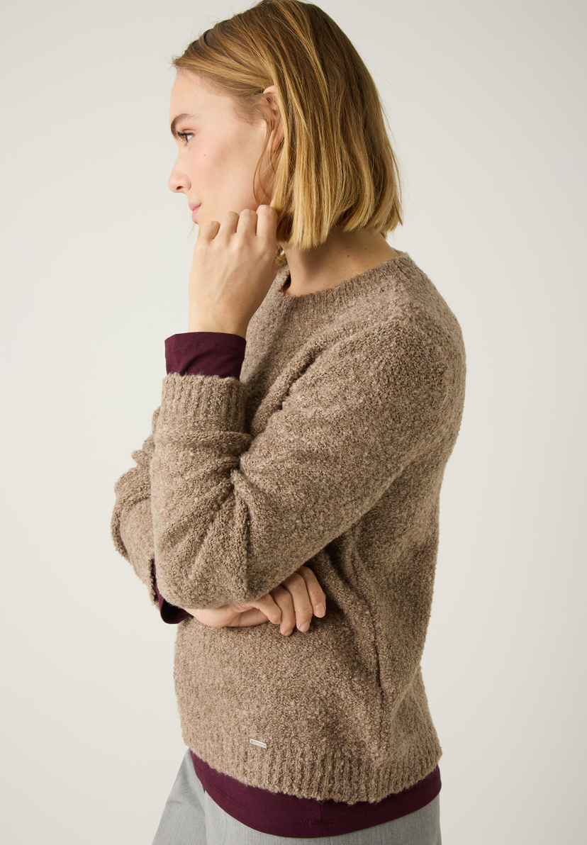 Profilansicht einer Frau mit MORE & MORE Strickpullover. Bouclé-Strick sorgt für Wärme und angenehmen Tragekomfort. Profilansicht einer Frau mit MORE & MORE Strickpullover. Bouclé-Strick sorgt für Wärme und angenehmen Tragekomfort.