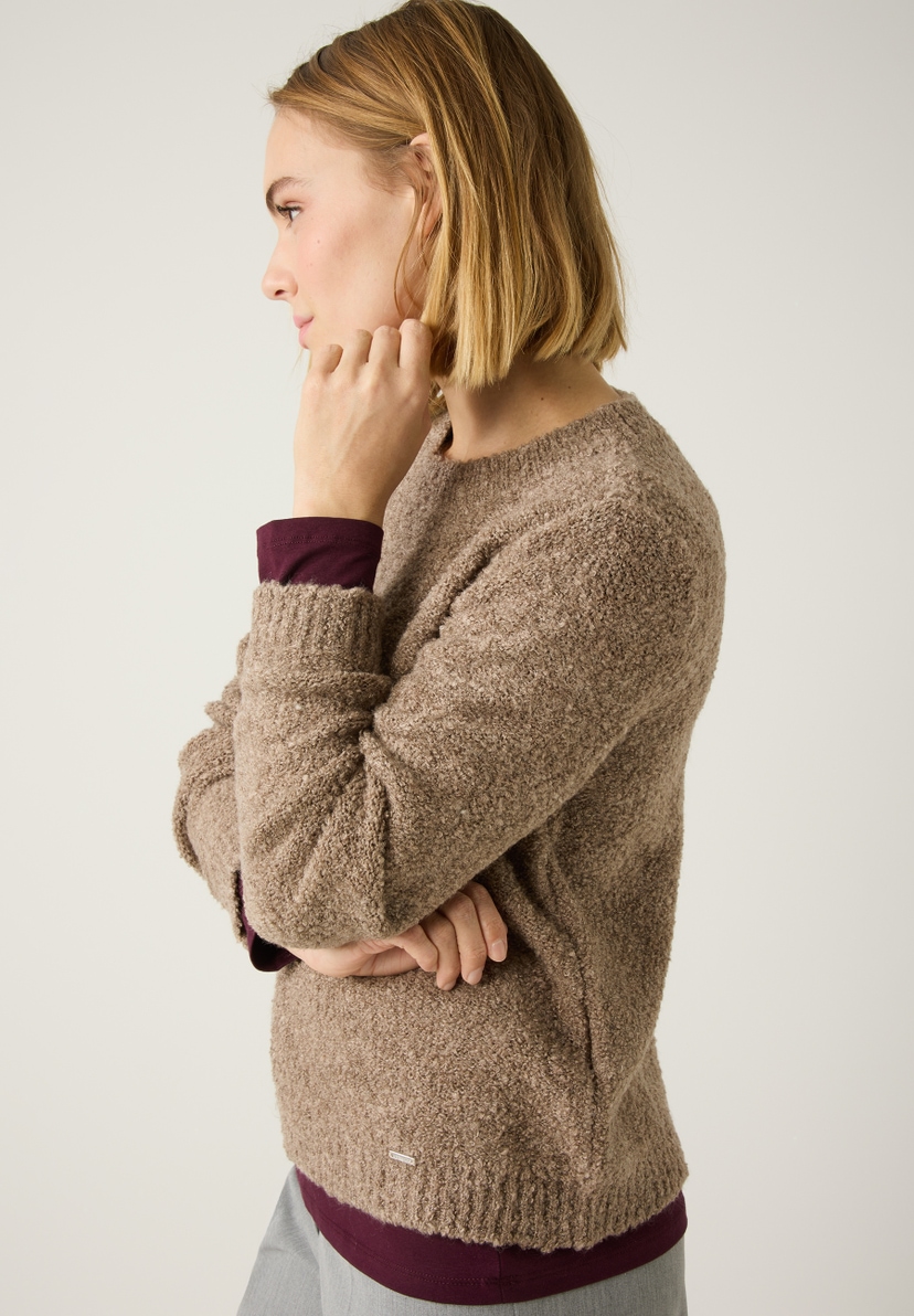 Profilansicht einer Frau mit MORE & MORE Strickpullover. Bouclé-Strick sorgt für Wärme und angenehmen Tragekomfort. Profilansicht einer Frau mit MORE & MORE Strickpullover. Bouclé-Strick sorgt für Wärme und angenehmen Tragekomfort.
