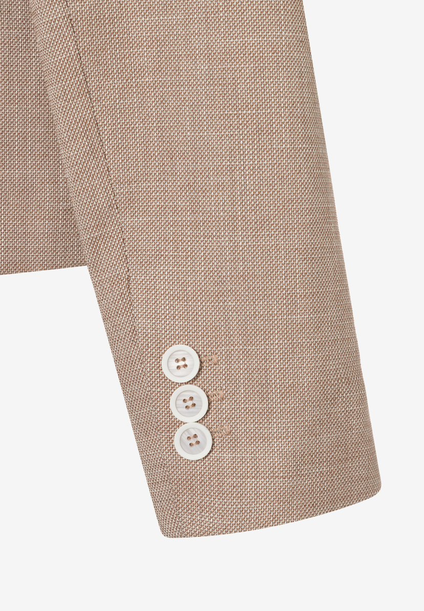 Detailaufnahme eines MORE & MORE Blazers mit drei Knöpfen am Ärmel. Detailaufnahme eines MORE & MORE Blazers mit drei Knöpfen am Ärmel.