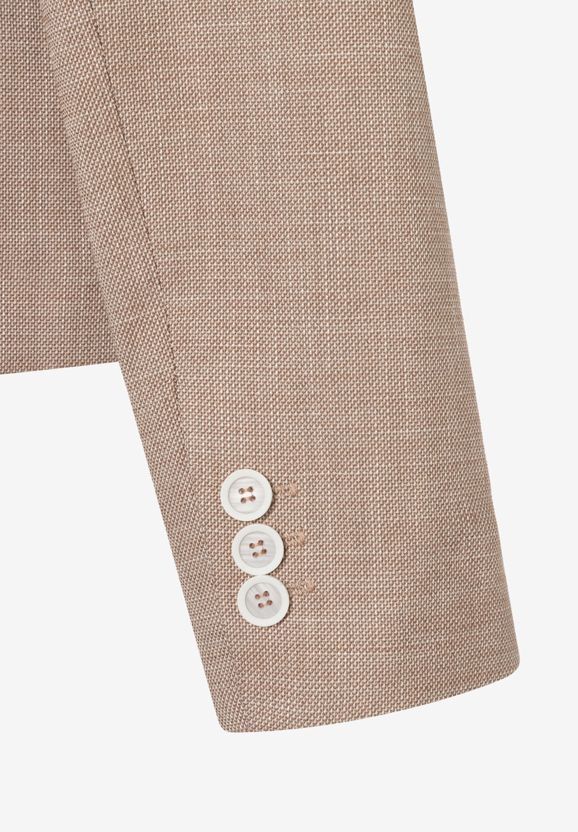 Detailaufnahme eines MORE & MORE Blazers mit drei Knöpfen am Ärmel. Detailaufnahme eines MORE & MORE Blazers mit drei Knöpfen am Ärmel.
