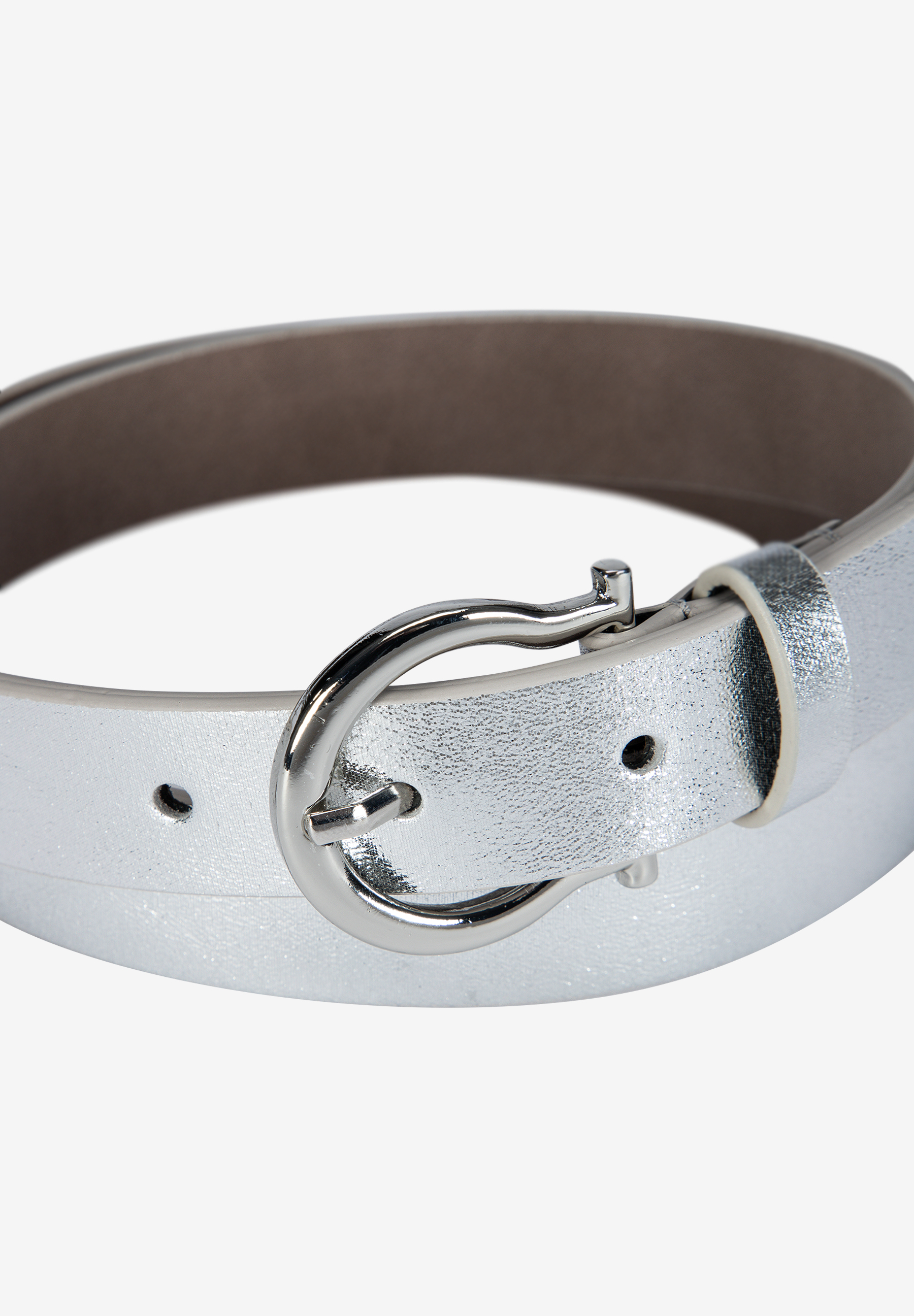 MORE & MORE Accessoire: Ein silberner Glitzergürtel, der in der Mitte eine metallische Schnalle mit Dorn und Schlaufe zeigt.