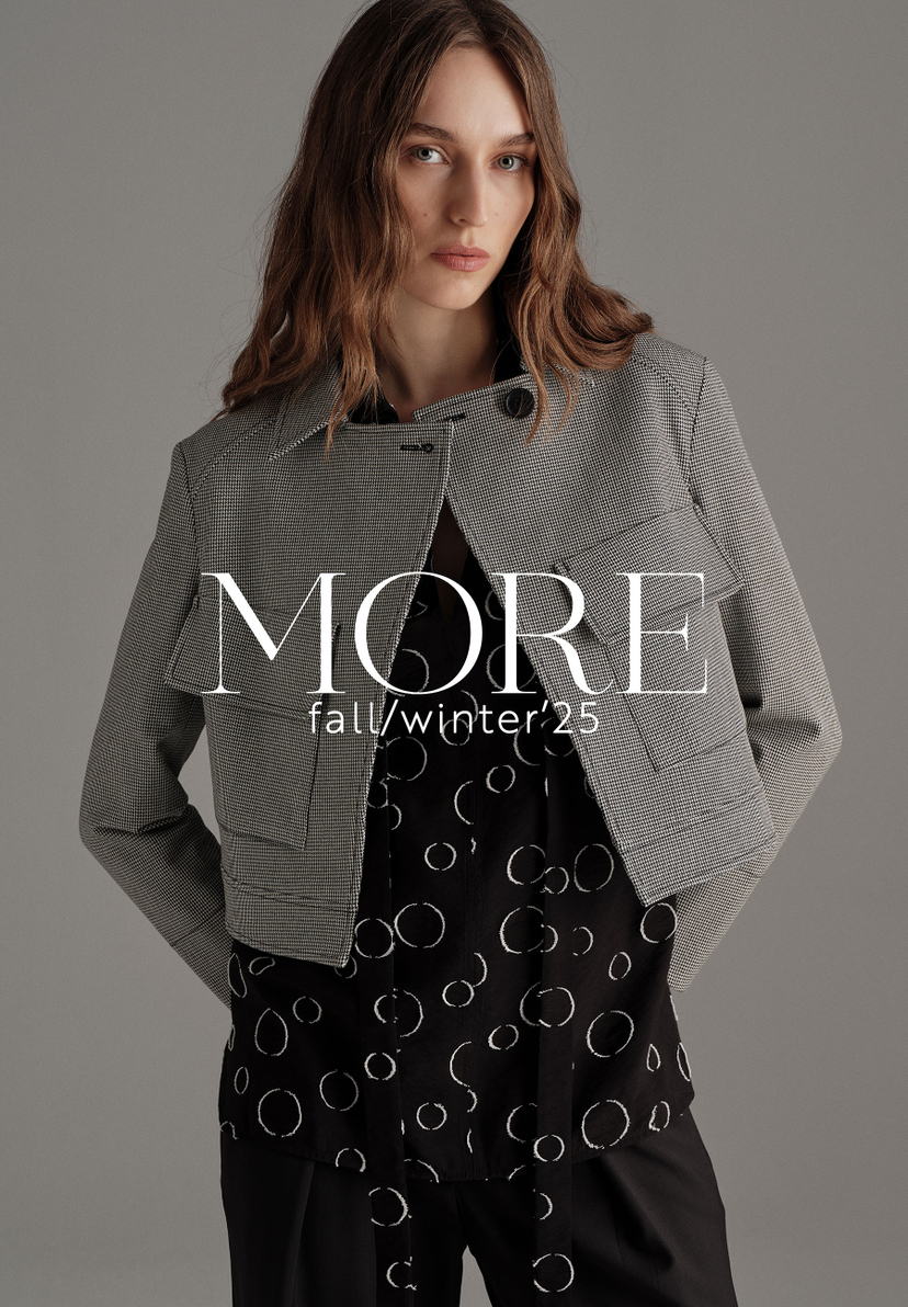 Model mit MORE & MORE Blazer im Hahnentrittmuster über einem schwarz-weißen Oberteil mit Kreismuster. Model mit MORE & MORE Blazer im Hahnentrittmuster über einem schwarz-weißen Oberteil mit Kreismuster.