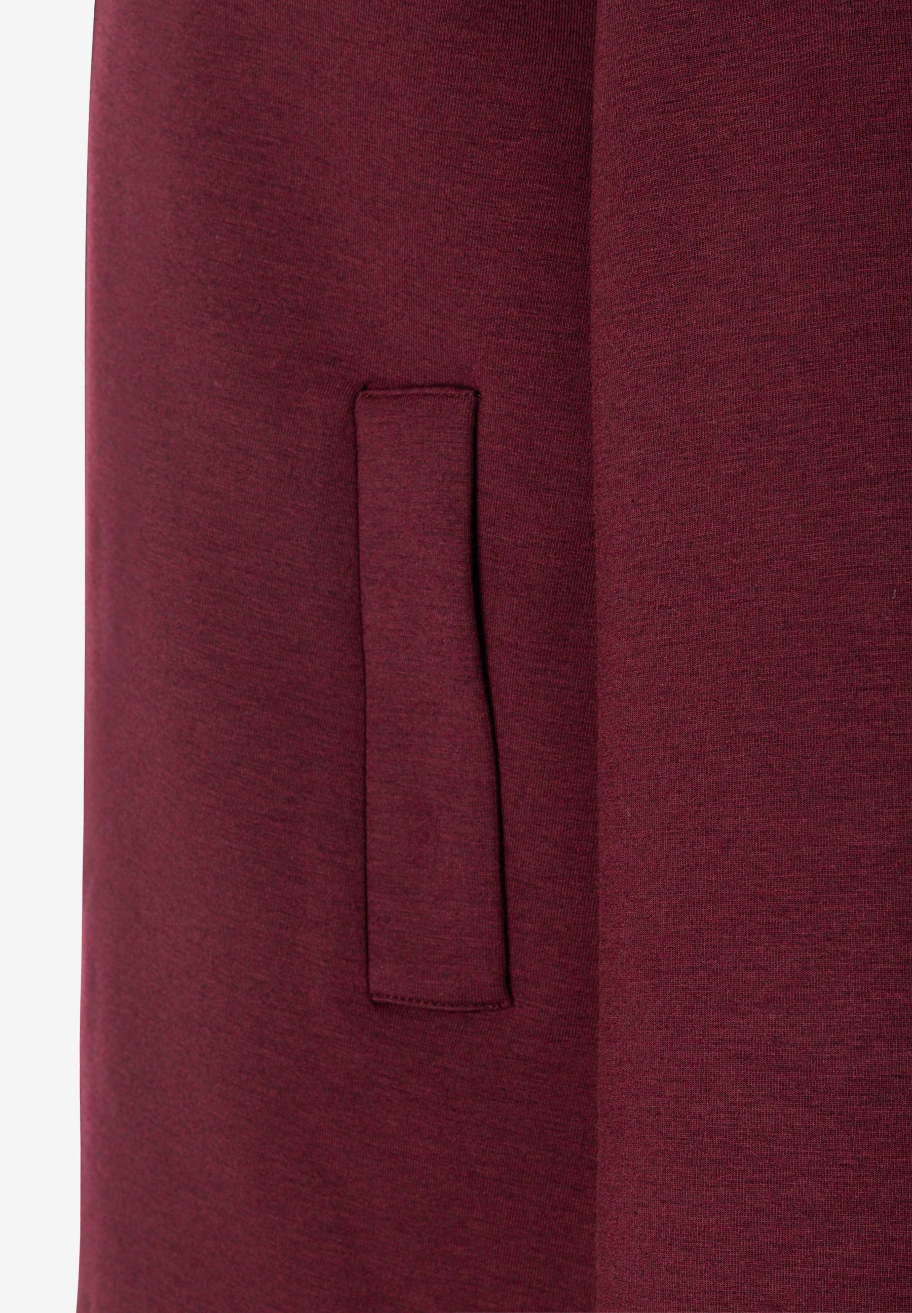 MORE & MORE T-Shirt/Top Detailansicht: Schräge, vertikale Tasche auf bordeauxrotem Stoff
