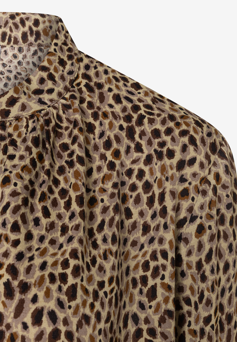 MORE & MORE Bluse: Braunes Oberteil mit beigefarbenem Leopardenmuster und einem gerüschten Kragen, der sich in der Bildmitte befindet. MORE & MORE Bluse: Braunes Oberteil mit beigefarbenem Leopardenmuster und einem gerüschten Kragen, der sich in der Bildmitte befindet.