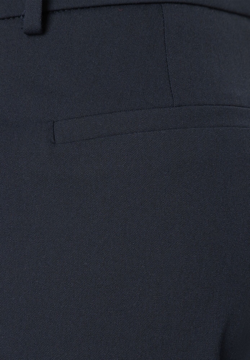 Detailaufnahme MORE & MORE Hose, Gabardine-Stretch, mit angedeuteter Gesäßtasche. Detailaufnahme MORE & MORE Hose, Gabardine-Stretch, mit angedeuteter Gesäßtasche.