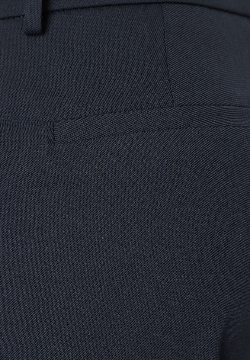 Detailaufnahme MORE & MORE Hose, Gabardine-Stretch, mit angedeuteter Gesäßtasche. Detailaufnahme MORE & MORE Hose, Gabardine-Stretch, mit angedeuteter Gesäßtasche.