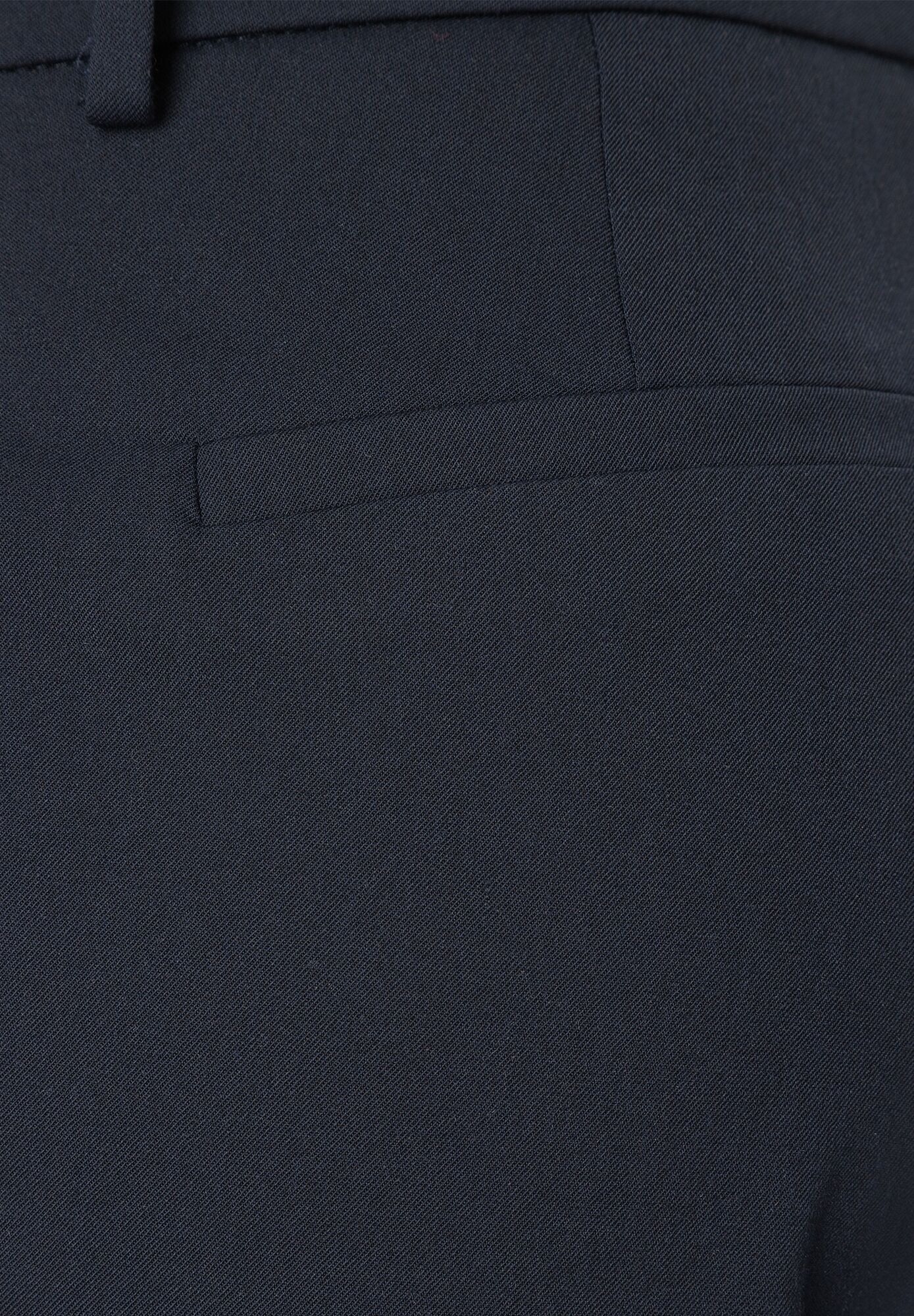 Detailaufnahme MORE & MORE Hose, Gabardine-Stretch, mit angedeuteter Gesäßtasche. Detailaufnahme MORE & MORE Hose, Gabardine-Stretch, mit angedeuteter Gesäßtasche.