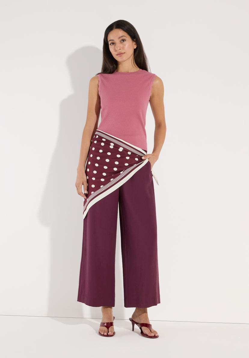 MORE & MORE geripptes Top in Rosa kombiniert mit weinroter Hose und passenden Schuhen, Model posiert. MORE & MORE geripptes Top in Rosa kombiniert mit weinroter Hose und passenden Schuhen, Model posiert.