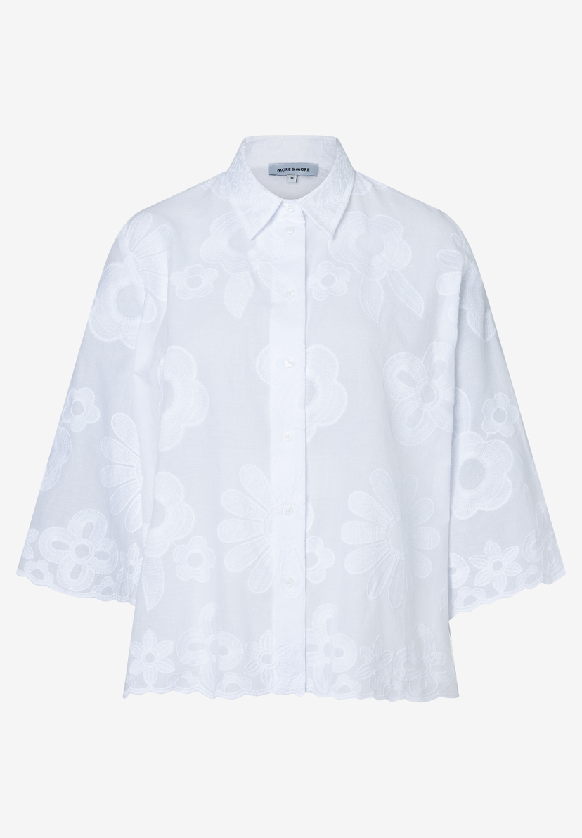 Eine weiße MORE & MORE Bluse mit durchgehenden Blütenstickereien. Eine weiße MORE & MORE Bluse mit durchgehenden Blütenstickereien.