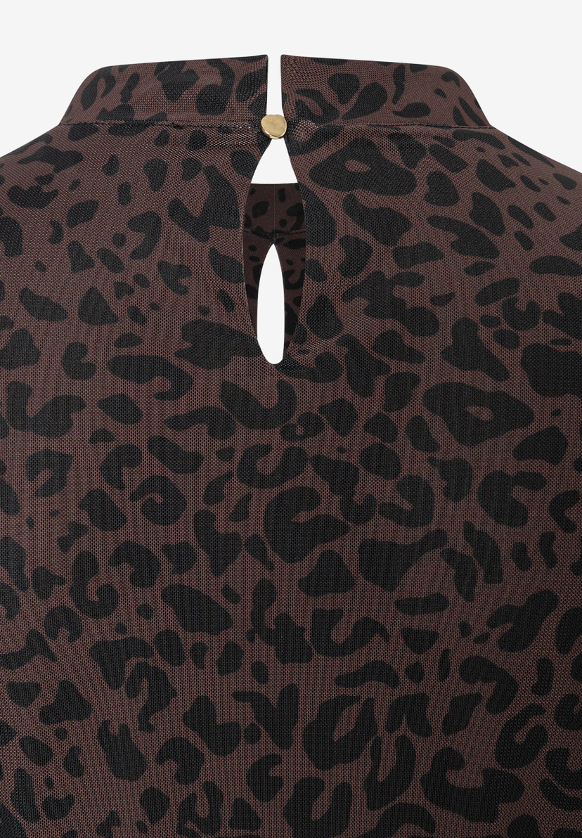 MORE & MORE Damenkleid mit Leopardenmuster, hochgeschlossenem Kragen und goldfarbenem Knopfverschluss am Nacken. MORE & MORE Damenkleid mit Leopardenmuster, hochgeschlossenem Kragen und goldfarbenem Knopfverschluss am Nacken.