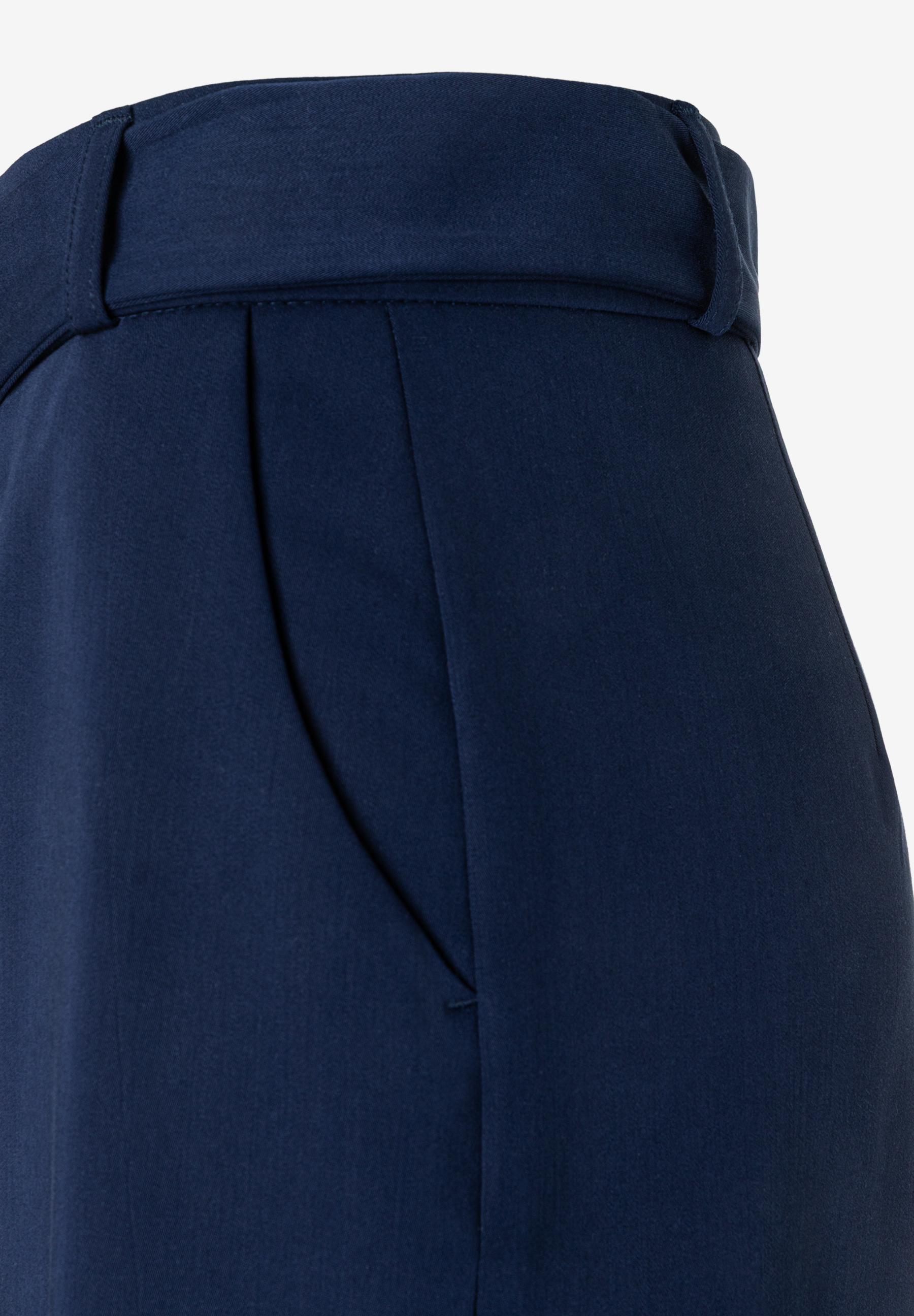 Nahaufnahme einer marineblauen MORE & MORE Webware-Hose mit fließendem Stoff und einer Seitentasche. Nahaufnahme einer marineblauen MORE & MORE Webware-Hose mit fließendem Stoff und einer Seitentasche.
