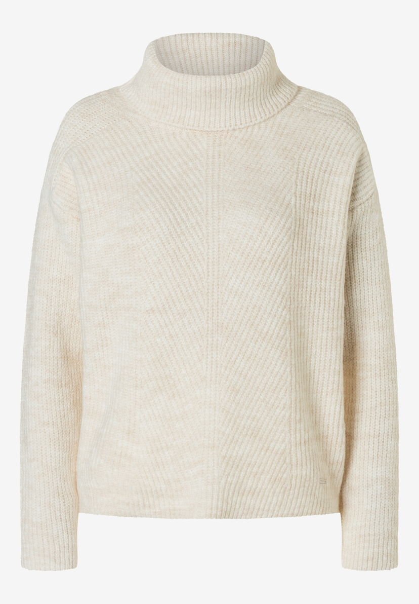 Ein Rippstrick-Oberteil von MORE & MORE mit hohem Kragen in hellem Beige. Ein Rippstrick-Oberteil von MORE & MORE mit hohem Kragen in hellem Beige.