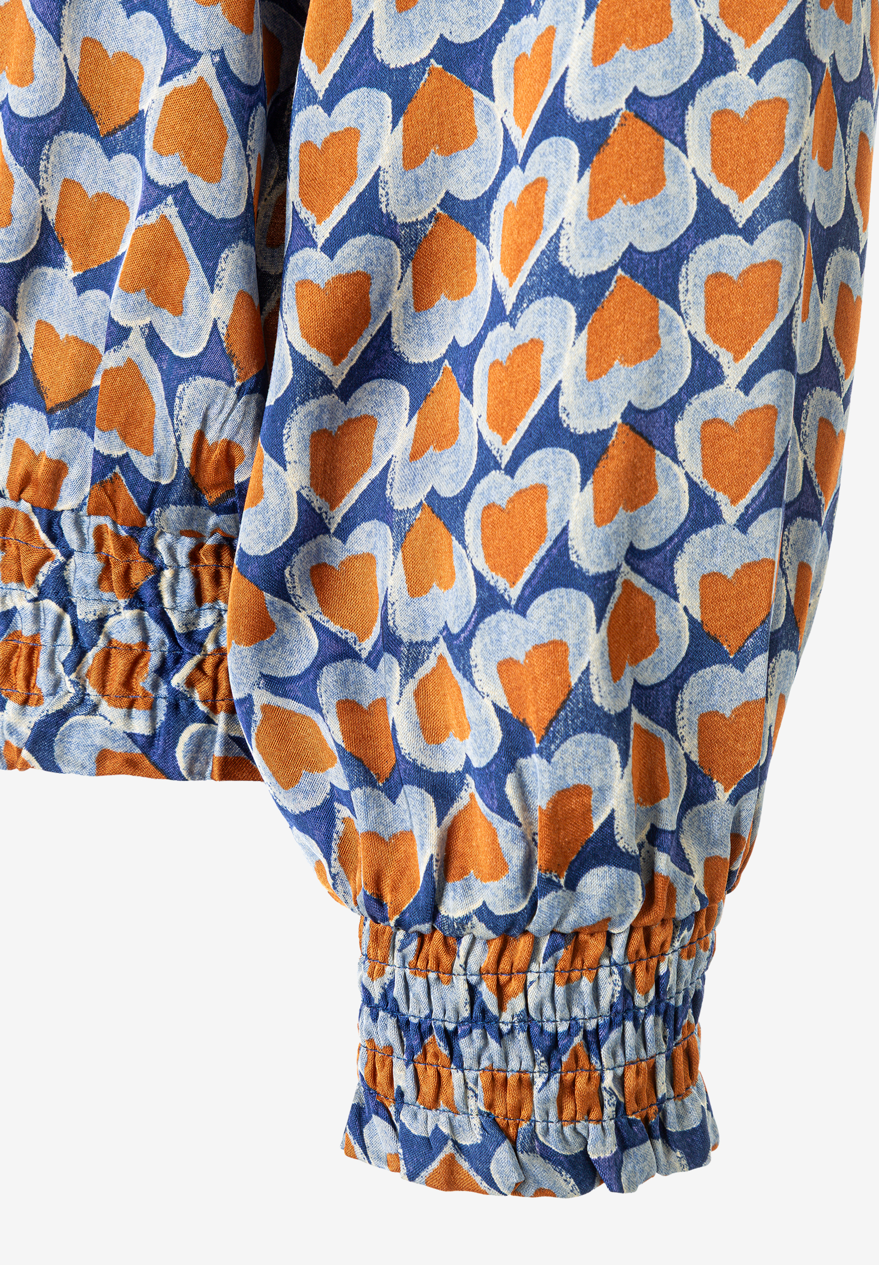 MORE & MORE Bluse: Allover-Muster mit Herzen in Blau- und Orangetönen auf Webware mit gerafften Ärmelabschlüssen. MORE & MORE Bluse: Allover-Muster mit Herzen in Blau- und Orangetönen auf Webware mit gerafften Ärmelabschlüssen.