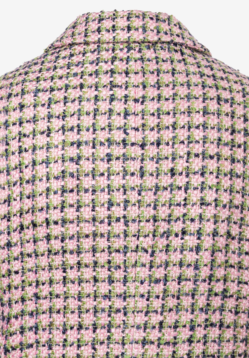 Detailansicht eines MORE & MORE Blazers mit pink-, grün- und marineblau-kariertem Bouclé-Muster. Detailansicht eines MORE & MORE Blazers mit pink-, grün- und marineblau-kariertem Bouclé-Muster.