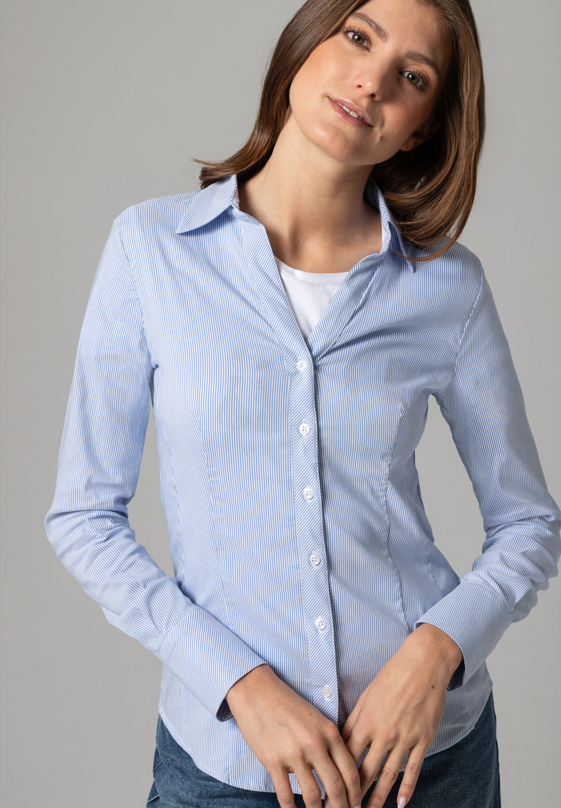 Eine gestreifte, taillierte Baumwollmischung-Bluse von MORE & MORE. Eine gestreifte, taillierte Baumwollmischung-Bluse von MORE & MORE.