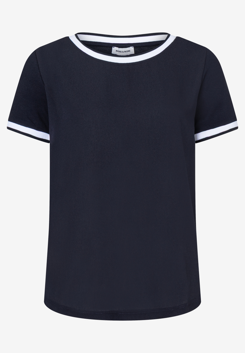 Ein marineblaues T-Shirt von MORE & MORE mit weißen Bündchen an Hals und Ärmeln. Ein marineblaues T-Shirt von MORE & MORE mit weißen Bündchen an Hals und Ärmeln.