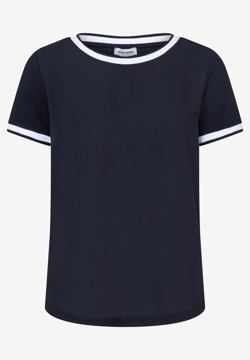 Ein marineblaues T-Shirt von MORE & MORE mit weißen Bündchen an Hals und Ärmeln. Ein marineblaues T-Shirt von MORE & MORE mit weißen Bündchen an Hals und Ärmeln.