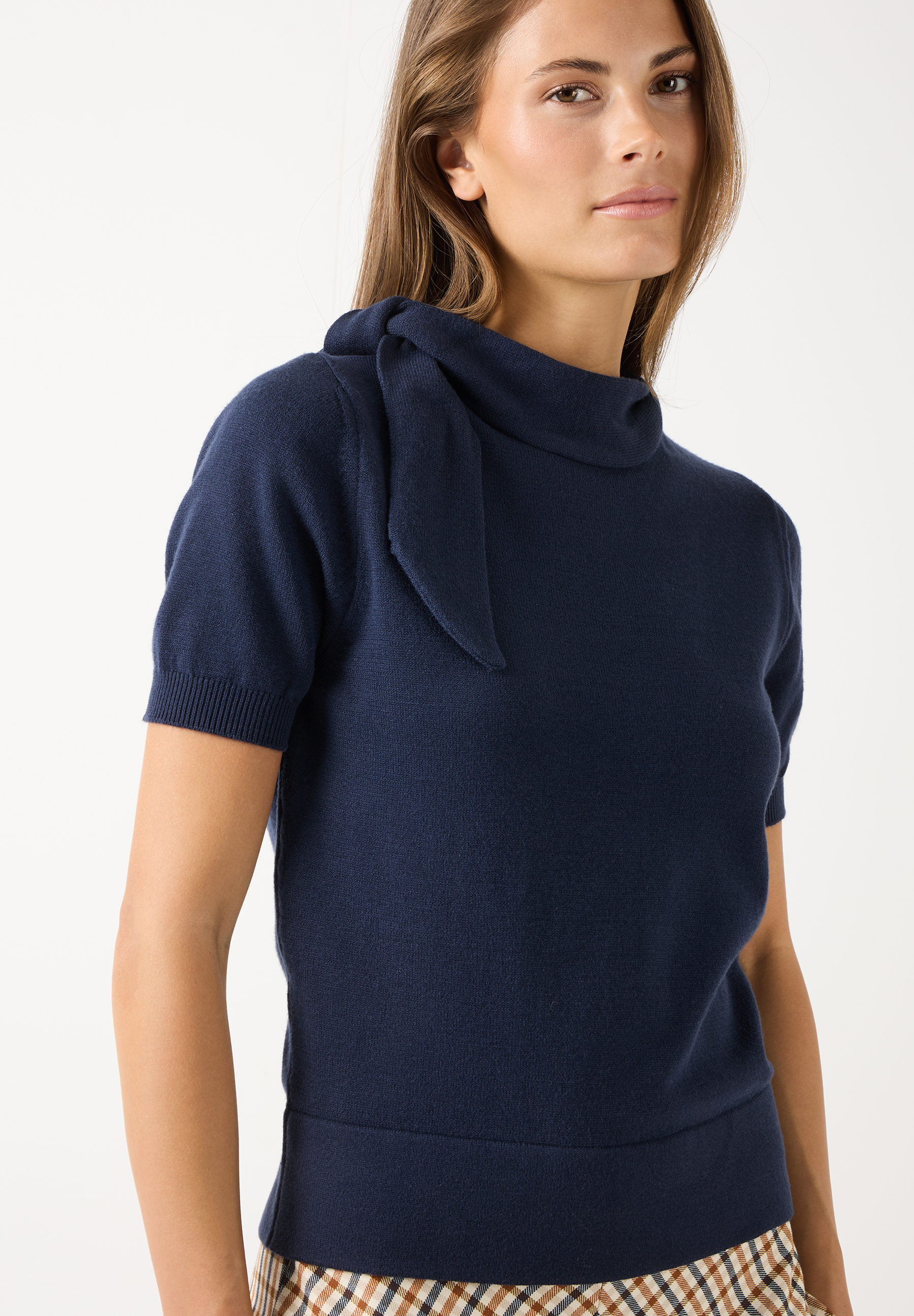 MORE & MORE Feinstrick-Pullover in Marineblau mit Bindekragen, kurzärmlig und wärmend. Perfekt für Herbst/Winter.
