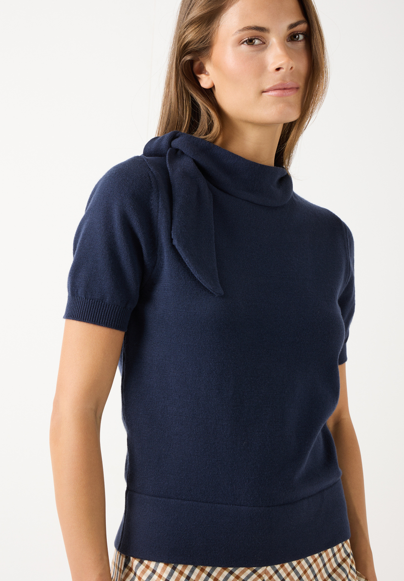 MORE & MORE Feinstrick-Pullover in Marineblau mit Bindekragen, kurzärmlig und wärmend. Perfekt für Herbst/Winter. MORE & MORE Feinstrick-Pullover in Marineblau mit Bindekragen, kurzärmlig und wärmend. Perfekt für Herbst/Winter.