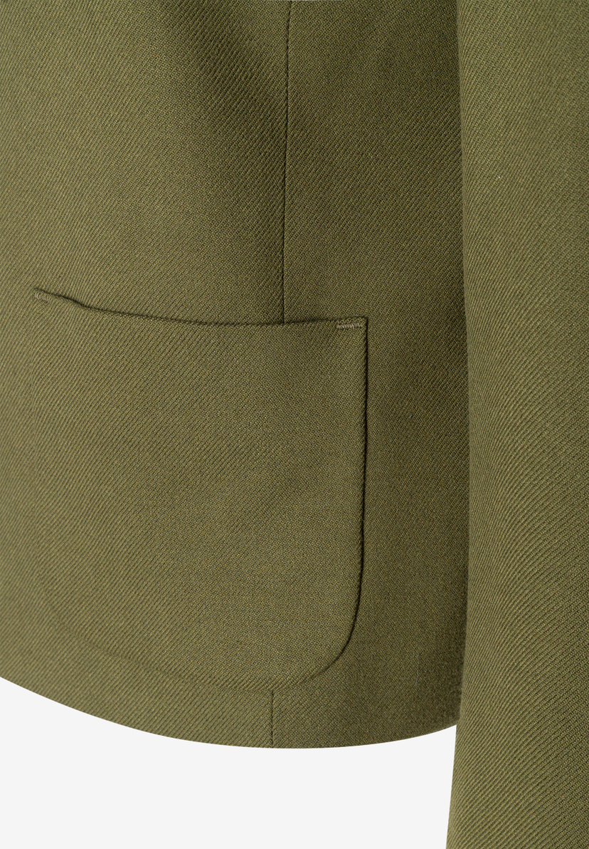 MORE & MORE Blazer in Olivgrün mit angedeuteter Tasche und feiner Diagonalstruktur, Detailaufnahme